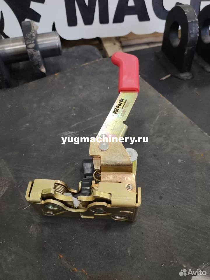 Замок двери левый JCB 3CX 826/11105